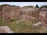 08151 ostia - regio v - via della fortuna della annonaria - edificio (v,iv,2) - 1. raum von westen - bli ri nordosten - 06-2024.jpg